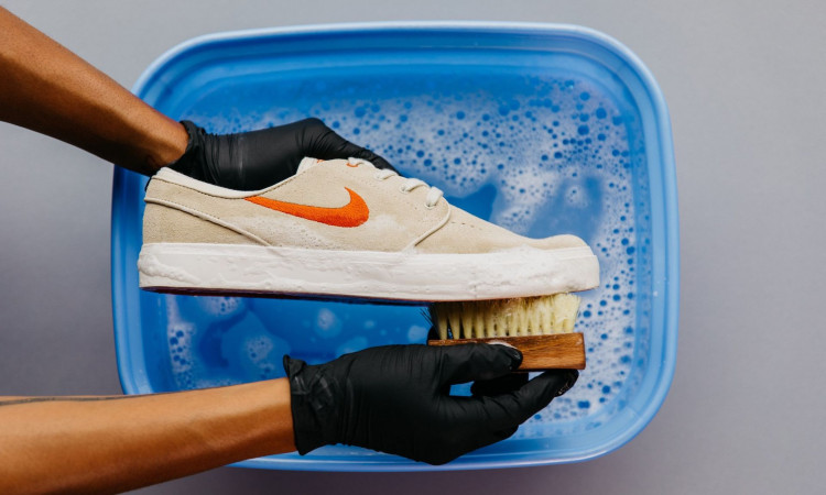 Tips mencuci sepatu yang benar agar tidak rusak – sepatuoriku.id